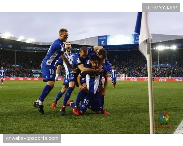 特写瞬间:阿拉维斯门将冲出禁区头球解围,化解单刀险情 特写瞬间:阿拉维斯门将冲出禁区头球解围,化解单刀险情